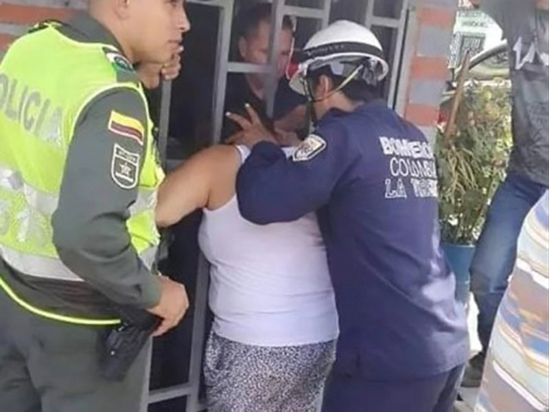 "متطفلة" يعلق رأسها 5 ساعات في باب الجيران